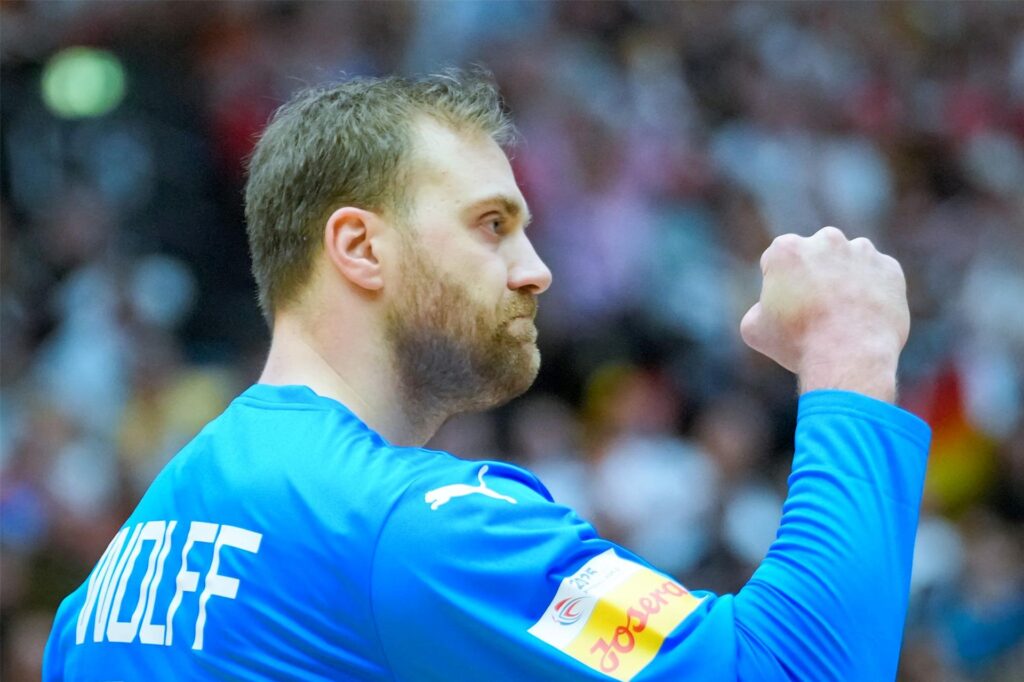 Deutschlands Torhüter Andreas Wolff jubelt über einen gehaltenen Wurf. Deutschlands Torhüter Andreas Wolff jubelt über einen gehaltenen Wurf.