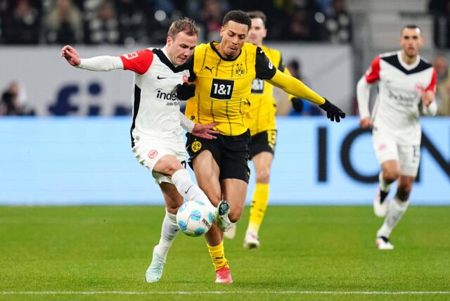 Felix Nmecha im Zweikampf mit Mario Götze.