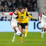 Felix Nmecha im Zweikampf mit Mario Götze.