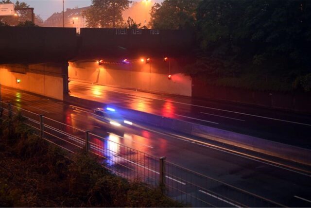 Ein Polizeiauto fährt aus dem Werstener Tunnel.
