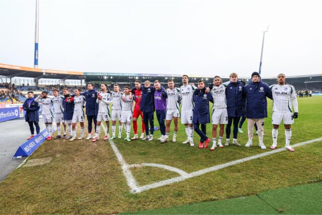 18.01.2025, Fussball, 2. Bundesliga, 18. Spieltag, Saison 2024/2025, Eintracht Braunschweig – FC Schalke 04, Mannschaft des FC Schalke 04 steht enttäuscht vor den Fans.