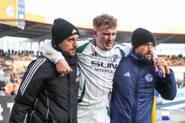 18.01.2025, Fussball, 2. Bundesliga, 18. Spieltag, Saison 2024/2025, Eintracht Braunschweig – FC Schalke 04, Derry John Murkin (FC Schalke 04) wird verletzt vom Platz gebrach