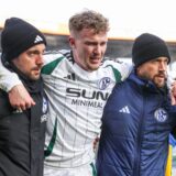 18.01.2025, Fussball, 2. Bundesliga, 18. Spieltag, Saison 2024/2025, Eintracht Braunschweig – FC Schalke 04, Derry John Murkin (FC Schalke 04) wird verletzt vom Platz gebrach
