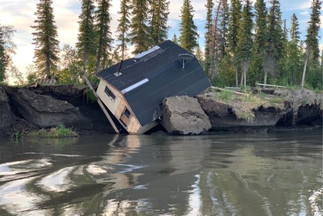 Dieses im Jahr 2021 aufgenommene und durch die Uni Wien zur Verfügung gestellte Foto zeigt eine Hütte, die im Zuge des Permafrost-Tauens und Erosion am kanadischen Mackenzie-Flussdelta zerstört wurde.