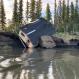 Dieses im Jahr 2021 aufgenommene und durch die Uni Wien zur Verfügung gestellte Foto zeigt eine Hütte, die im Zuge des Permafrost-Tauens und Erosion am kanadischen Mackenzie-Flussdelta zerstört wurde.