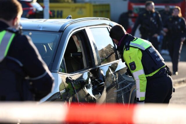 Einsatzkräfte der Polizei untersuchen ein Fahrzeug an der abgesperrten Unfallstelle.