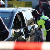 Einsatzkräfte der Polizei untersuchen ein Fahrzeug an der abgesperrten Unfallstelle.