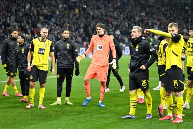 Die BVB-Spieler stehen vor dem Fanblock.
