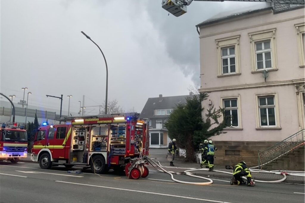 Gleich zwei Einsätze hatte die Feuerwehr an der Wittbräucker Straße im Ortskern Aplerbeck Gleich zwei Einsätze hatte die Feuerwehr an der Wittbräucker Straße im Ortskern Aplerbeck