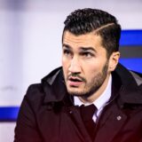 Nuri Sahin schaut zur Seite.