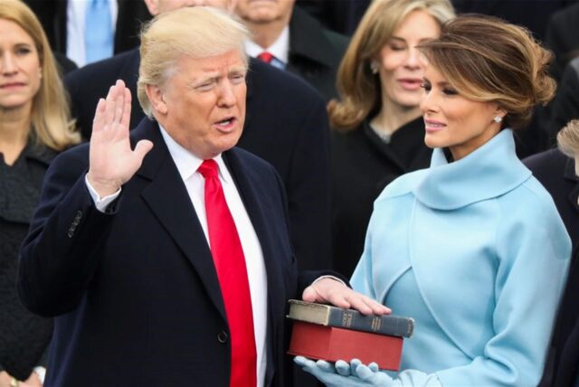 Donald Trump legt neben Ehefrau Melania, die die Bibel in den Händen hält, den Amtseid als 45. Präsident der Vereinigten Staaten Amerikas ab.