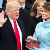 Donald Trump legt neben Ehefrau Melania, die die Bibel in den Händen hält, den Amtseid als 45. Präsident der Vereinigten Staaten Amerikas ab.