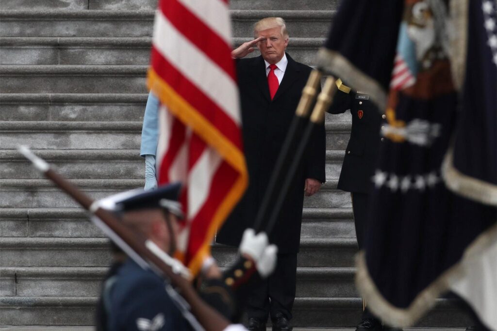 Der neue US-Präsident Donald Trump salutiert einer militärischen Ehrengarde während seiner Amtseinführung am 20.01.2017 von den Stufen des Kapitols in Washington (USA).