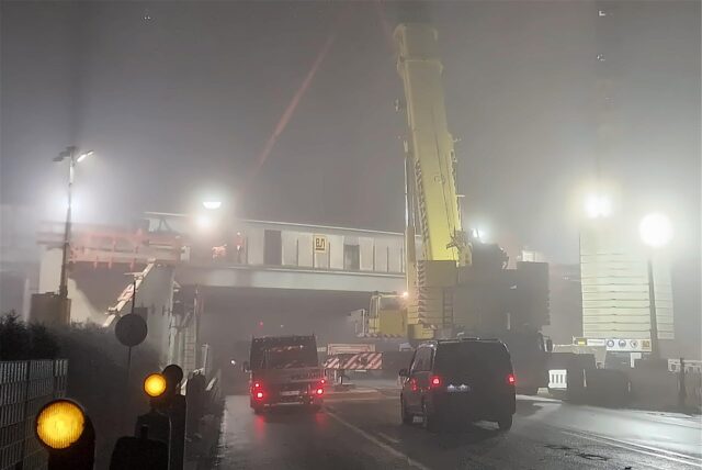 Kranarbeiten an der A1-Brücke in Kamen.