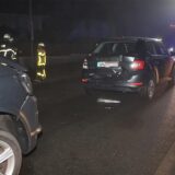 Ein demoliertes Auto auf der Iserlohner Straße in Unna. Im Hintergrund ist die Feuerwehr zu sehen.