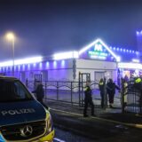 Einsatzkräfte und ein Polizeiauto vor der Menden Arena