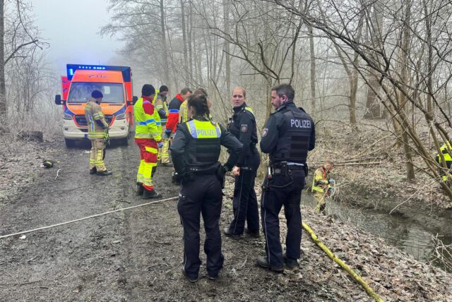 Rettungskräfte bargen eine leblose Person aus der Rühenbecke in Lünen.