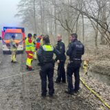 Rettungskräfte bargen eine leblose Person aus der Rühenbecke in Lünen.