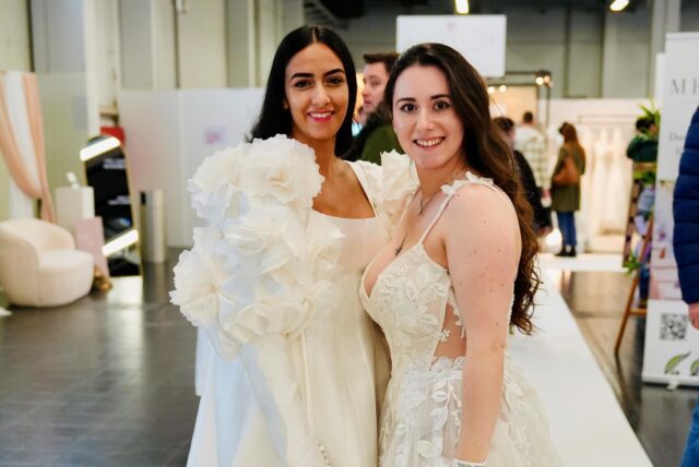 Zwei Frauen im Brautkleid.