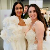 Zwei Frauen im Brautkleid.