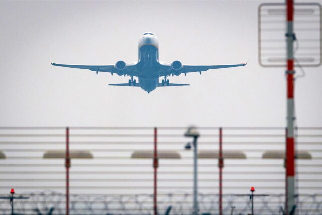 Flugzeug landet am Flughafen Dortmund.