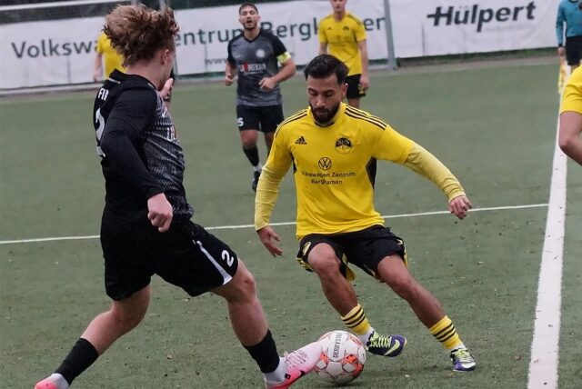 Can Demircan (M.) dribbelt.