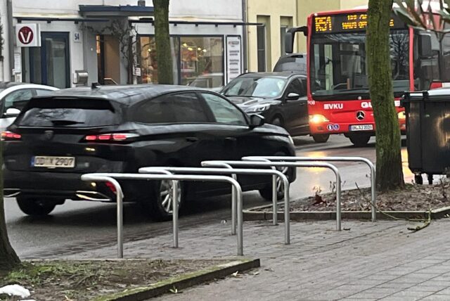 Vor der Gaststätte „Vivo – Die Glocke“ wurden vier Abstellbügel auf einer bisherigen Fußgängerfurt aufgebaut.