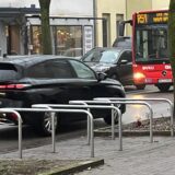 Vor der Gaststätte „Vivo – Die Glocke“ wurden vier Abstellbügel auf einer bisherigen Fußgängerfurt aufgebaut.