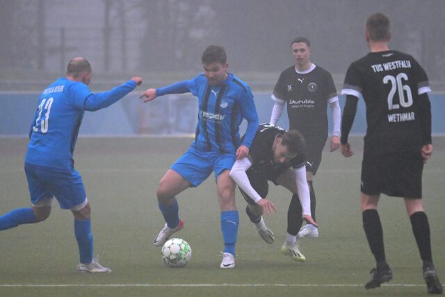 Spieler im Zweikampf.