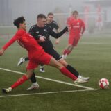 Kennet Suckert (RWU in Rot) kommt hier nicht mehr an den Ball.
