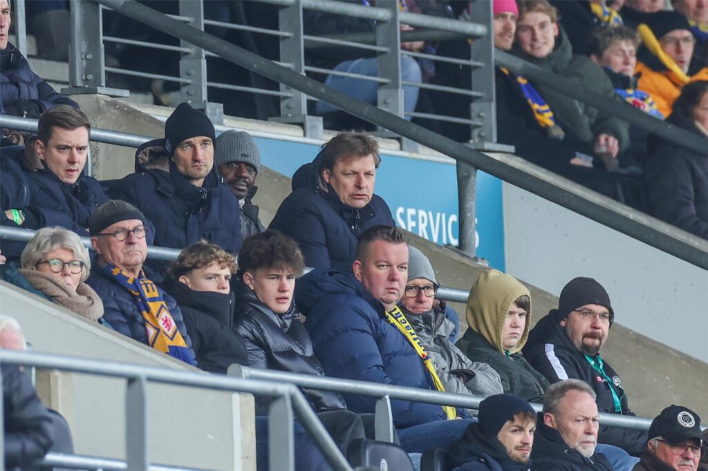 Skeptische Blicke auf der Tribüne (v.l.): Mediendirektor Marc Siekmann, Vorstands-Vorsitzender Matthias Tillmann, Kaderplaner Ben Manga und Interims-Sportdirektor Youri Mulder. Skeptische Blicke auf der Tribüne (v.l.): Mediendirektor Marc Siekmann, Vorstands-Vorsitzender Matthias Tillmann, Kaderplaner Ben Manga und Interims-Sportdirektor Youri Mulder.