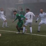 Jona Deifuß (in Grün) setzt sich gegen seine Gegenspieler durch.