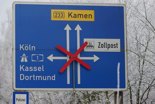 Ein Schild weist auf die Sperrung der Unnaer Straße( B223) in Kamen hin.