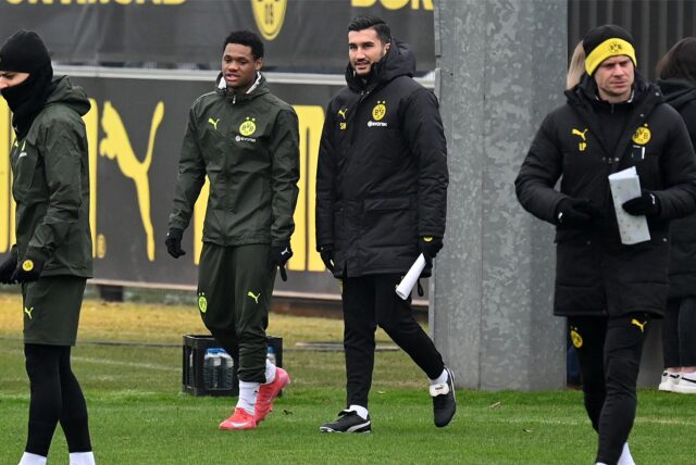 Nuri Sahin im Gespräch mit Julien Duranville.