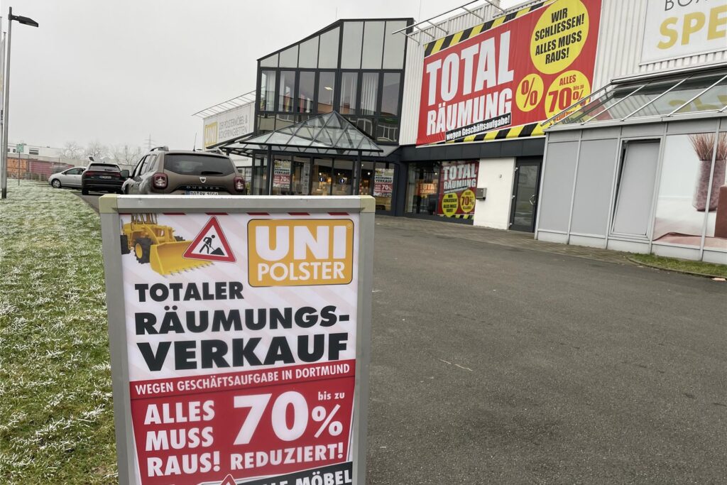 Ein Aufsteller vor dem Möbelhaus Uni Polster weist auf den großen Räumungsverkauf in Dortmund-Dorstfeld hin.