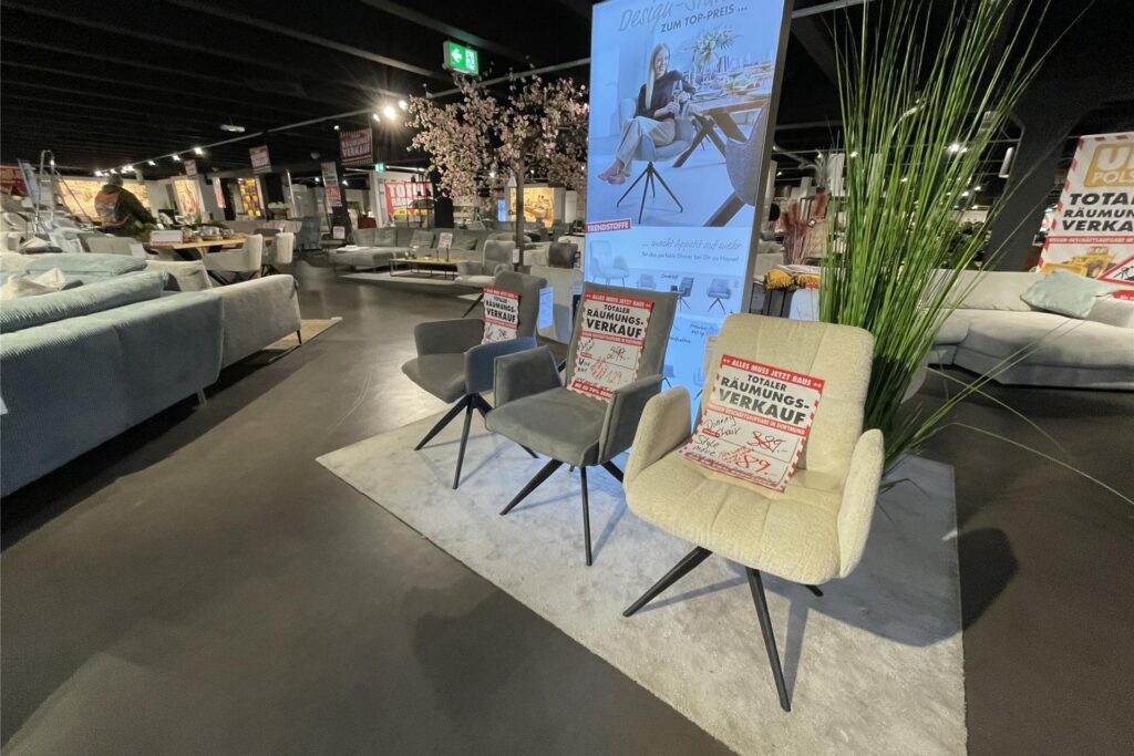 Ein Blick ins Möbelhaus Uni-Polster: Möbel wie Stühle und Sofas sind in Dortmund-Dorstfeld aktuell stark reduziert.