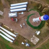 Das Luftbild einer Drohne zeigt die Baustelle für eine Windenergieanlage.