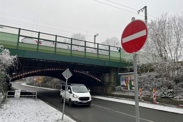 Ein „Durchfahrt verboten“-Schild steht bereits an der Kantstraße in Unna. Es ist allerdings noch nicht gültig und vom fließenden Verkehr weggedreht.