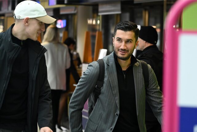 BVB-Trainer Nuri Sahin im Gespräch mit Nico Schlotterbeck.