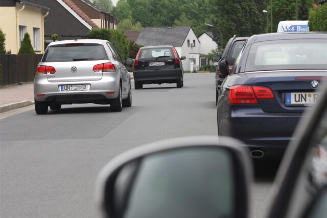 Bei der Vorbeifahrt an parkenden Autos kam es zum Zusammenstoß.