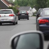 Bei der Vorbeifahrt an parkenden Autos kam es zum Zusammenstoß.