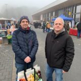 Markus Höll und Patrick Grundlach stehen auf dem Trödelmarkt in Rünthe.