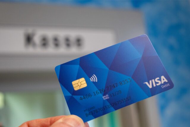 Eine blaue Debit-Karte. Visa.