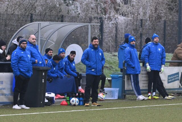 VfL-Trainer Mehmet Kara brüllt.