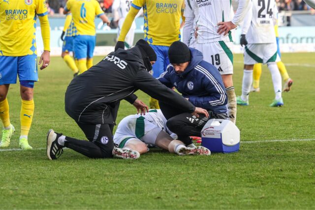 18.01.2025, Fussball, 2. Bundesliga, 18. Spieltag, Saison 2024/2025, Eintracht Braunschweig – FC Schalke 04, Derry John Murkin (FC Schalke 04) liegt verletzt am Boden.