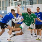 Lukas Wegelin (r.) liefert sich einen Zweikampf mit Bastian Stremmer.