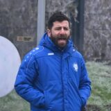 VfL-Trainer Mehmet Kara brüllt.