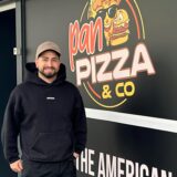 Taylan Kalkin vor seinem Pan-Pizza-Laden in Scharnhorst.