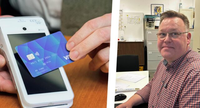 Eine VISA-Debit Karte wird vor ein Lesegerät gehalten. Rechts im Bild: Jörg Bielefeld
