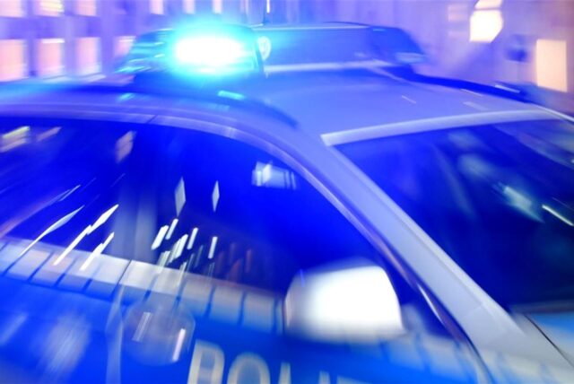 Streifenwagen der Polizei stehen in einer Reihe. Ein Autofahrer ist in Brüggen (Kreis Viersen) am Niederrhein etwa eineinhalb Kilometer mit einem sich auf der Motorhaube festklammernden Polizisten gefahren. 